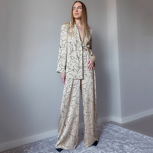 LAYLA Σατέν υφής σετ loungerwear με πουκαμίσα, παντελόνα & μαύρo διακριτικό print