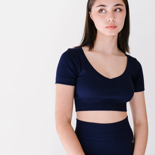 AMOUNA Αθλητικό κροπ τοπ με κοντό μανίκι, ριμπ πλέξη και στρογγυλή λαιμόκοψη