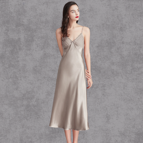 ANIKA Σατέν υφής μάξι νυχτικό με λεπτές τιράντες, βαθύ σουρωμένο μπούστο με φιογκάκι & ελαφρώς μεσάτο