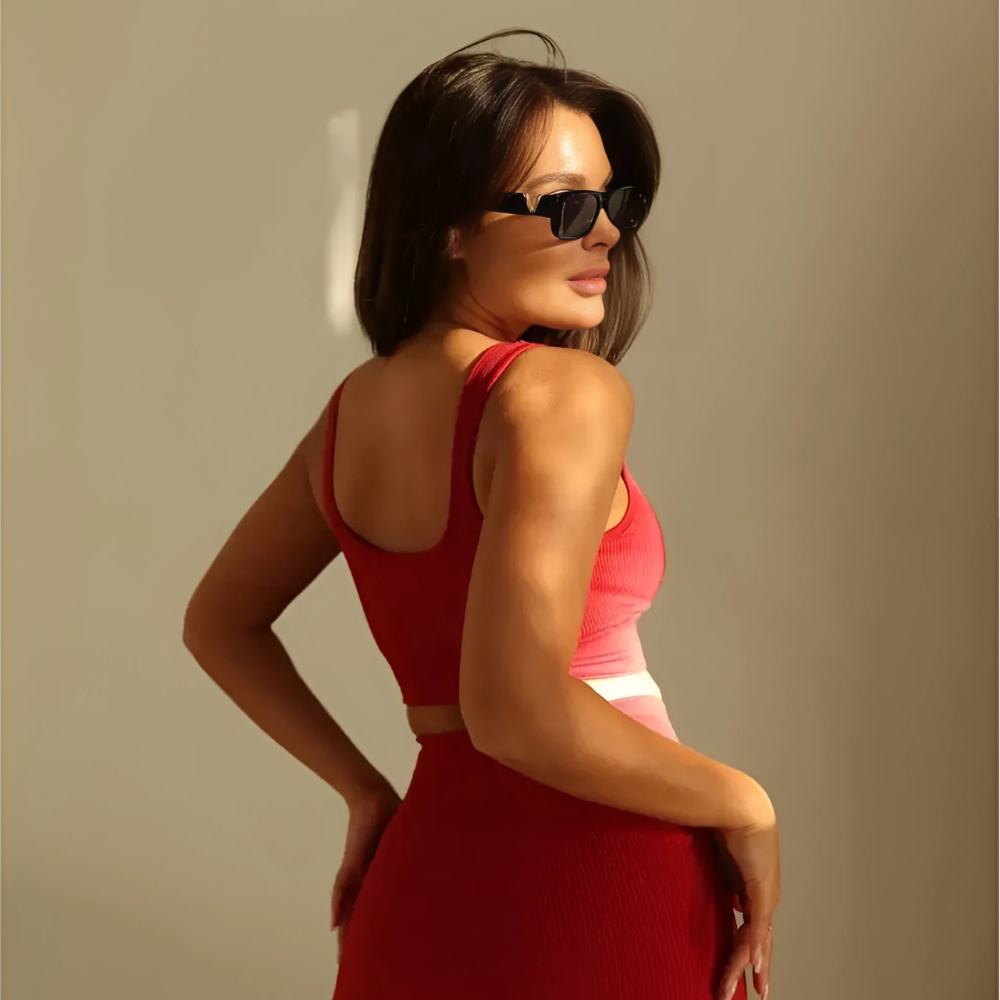 ROZA Αθλητικό μπουστάκι κροπ τοπ με ανοιχτό λαιμό, πλέξη ριμπ και χοντρή τιράντα